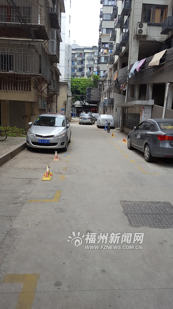 达明新村数十停车位被私设地锁　不少锁拆了又装