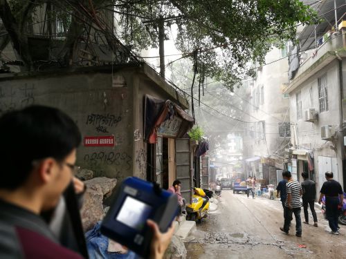 樟林村内，粉尘弥漫，记者实测PM2.5、PM10，发现数值瞬间蹿升