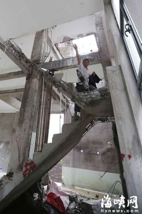 工人在拆除楼梯时,突然出现爆炸,从事这行十几年的老李说他也是第一次