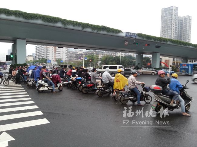 连江路电动车闯红灯险象环生　机动车道“列阵”