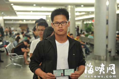 杨权成为福州第一个拿到自学直考驾照的市民