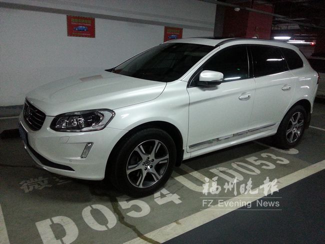 一辆小车“任性”占3个车位 网友批司机缺公德心