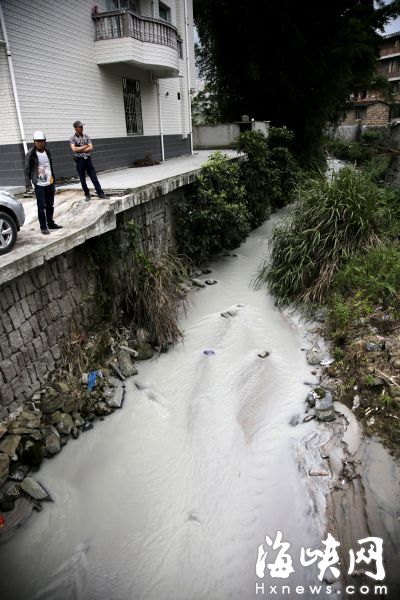 连江蓼沿乡蒲边村附近的溪流成了"牛奶河",岸边就是水质监测站