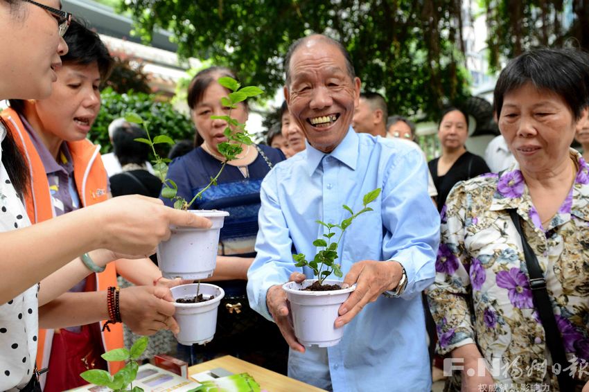 福州两孩政策解读进社区　居民获赠茉莉花盆栽