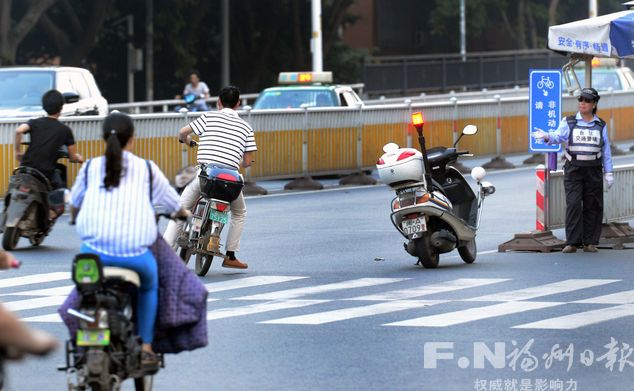 交通警辅和志愿者：闯红灯头疼　文明交通靠自觉