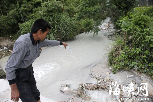 林场村的溪水变成白色