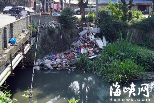 不少垃圾直接堆到了河里
