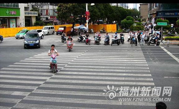 150辆车闯红灯被曝光 抓拍行人和骑车人系统再增一处