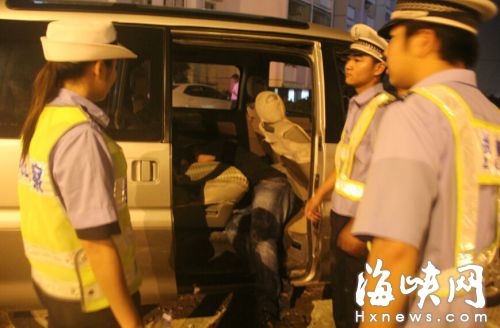 长乐交警查酒驾　醉酒男子耍无赖不接受酒精检测