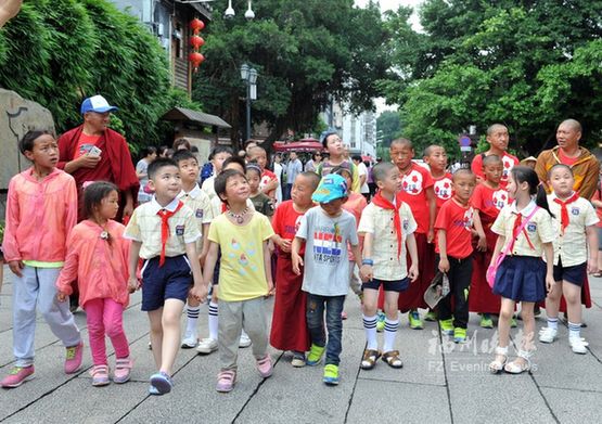 12名藏族孩子来到福州三坊七巷　提前庆祝儿童节