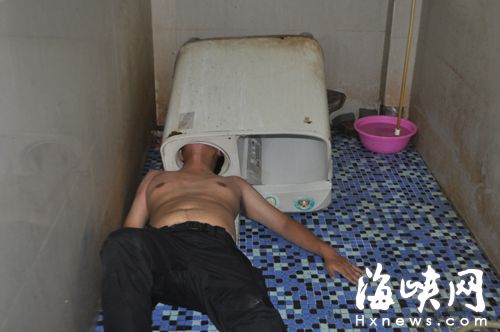男子检修洗衣机，头却被卡住了