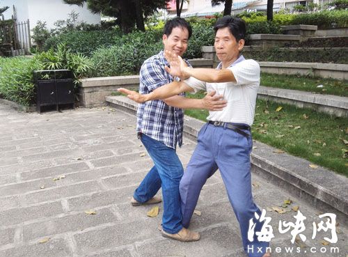 福州鸣鹤拳弟子公园免费教拳　弘扬民族传统文化