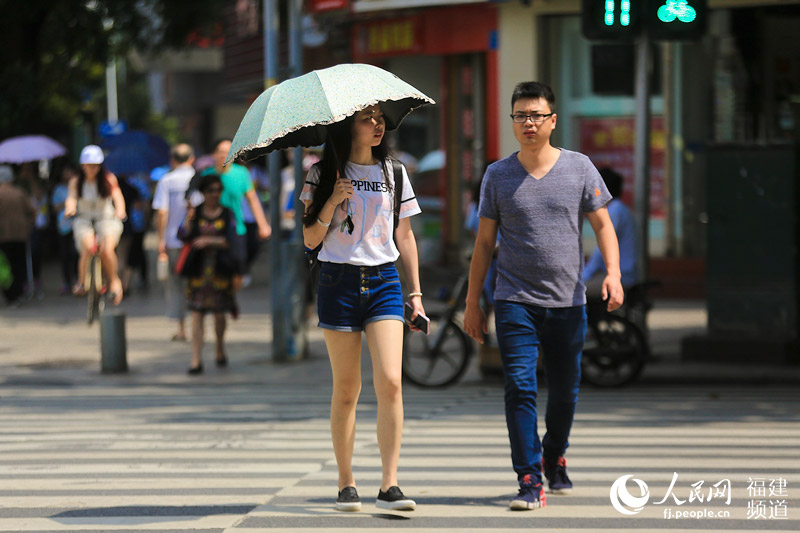 福州开启“烧烤模式”　市民“全副武装”御高温