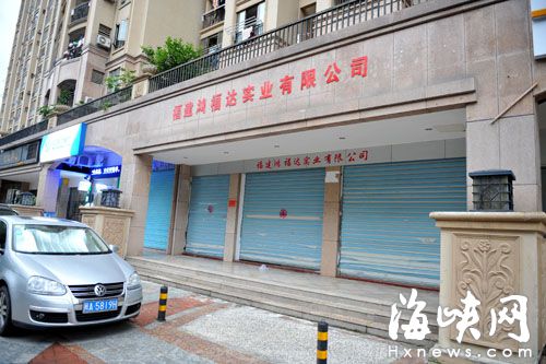 业主称，这家店里售卖殡葬用品，他们住这里，觉得心里不舒服