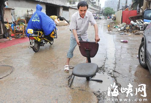 好心市民用椅子来提醒路人