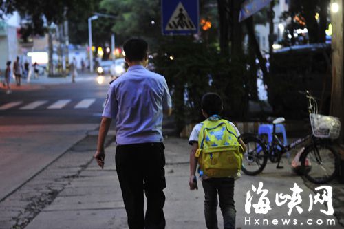 民警照顾小男孩两天，陪着孩子找家人