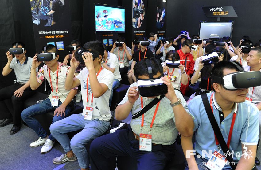 数十人同时体验“VR一体机”　置身“私人影院”