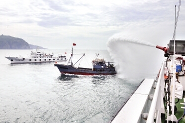 连江上演海上追捕大片　执法船水炮拦截非法渔船