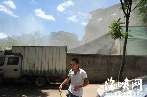 太平里菜市场旁旧楼裸拆　大半个市场被粉尘笼罩