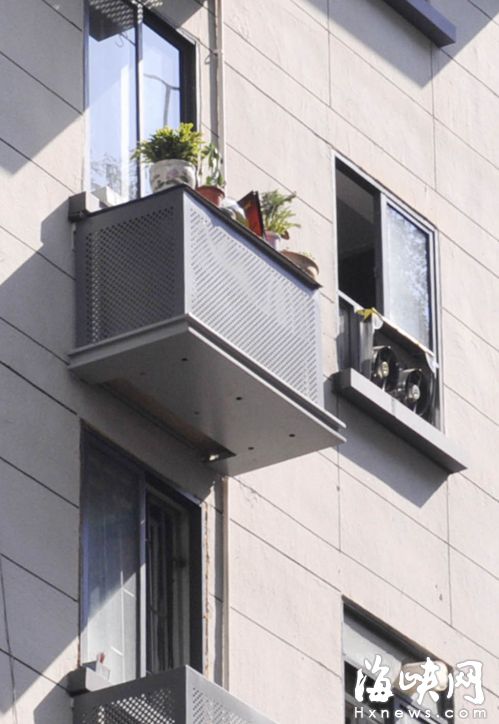 福州不少居民阳台随意摆放花盆　成悬空“炸弹”
