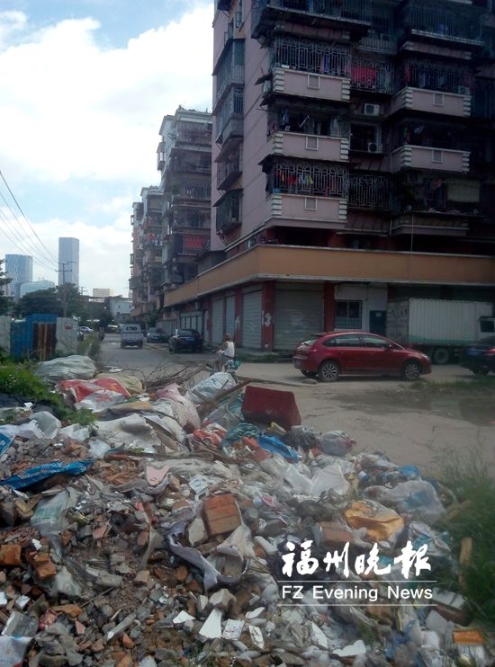 仓山金浦小区外垃圾堆积成山　居民进出不堪其臭