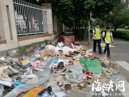 钱塘小学屏北分校旁长期堆满垃圾　影响学生上学