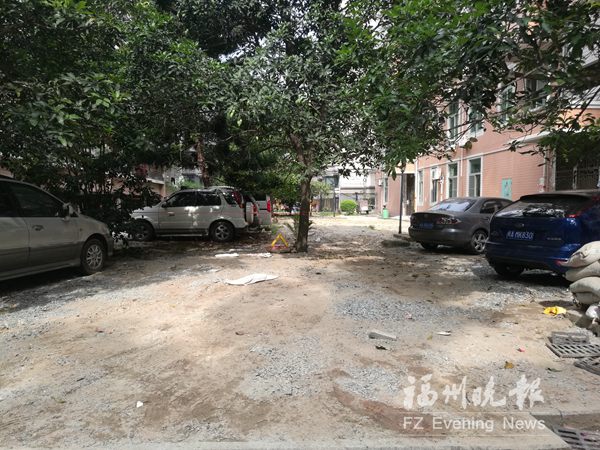 福兴花园车位少部分业主毁绿停车　影响邻里和谐