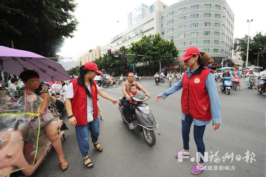 志愿者顶着烈日为文明交通护航：流再多汗也不累