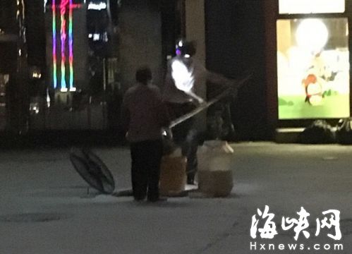 宝龙广场附近有人打捞地沟油？原是例行清污清渣