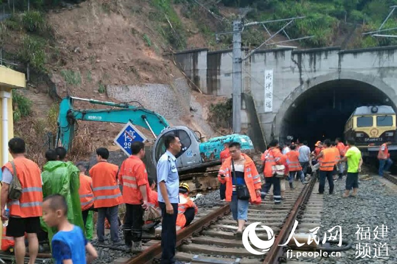 闽铁路已基本抢通　福州加开往北京等地18列动车