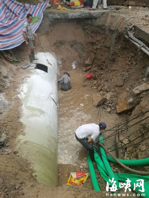 工人抢修爆裂的水管 