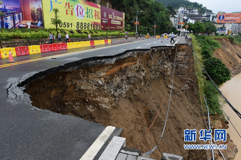 台风后闽清抢险救灾紧张进行 已转移人口34324人