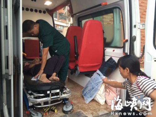 闽清灾区医院被淹　医护人员把救护车当“诊室”