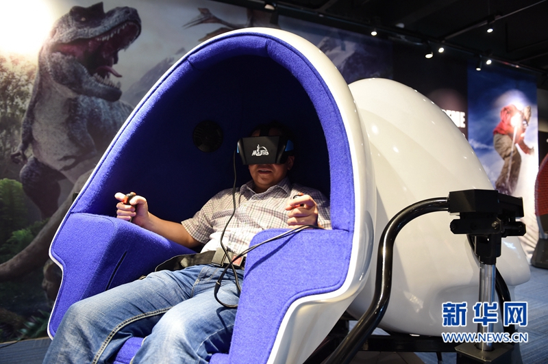 探访VR产业基地：操作VR训练系统　模拟动车驾驶