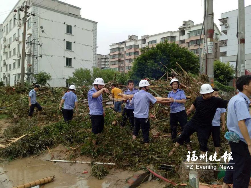 防范在前现场调度灾后重建　防抗台风市城管委在行动