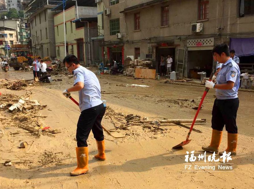 防范在前现场调度灾后重建　防抗台风市城管委在行动