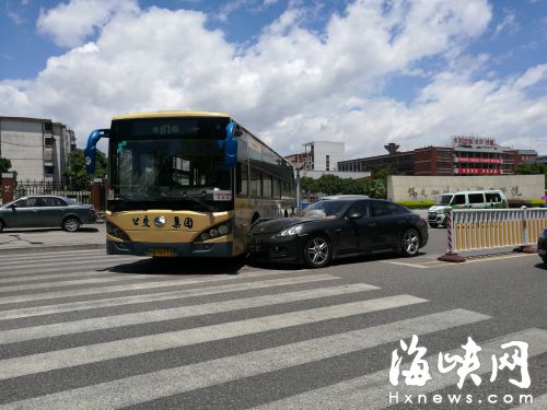 福州百万保时捷与公交相撞一地碎片　公交负全责