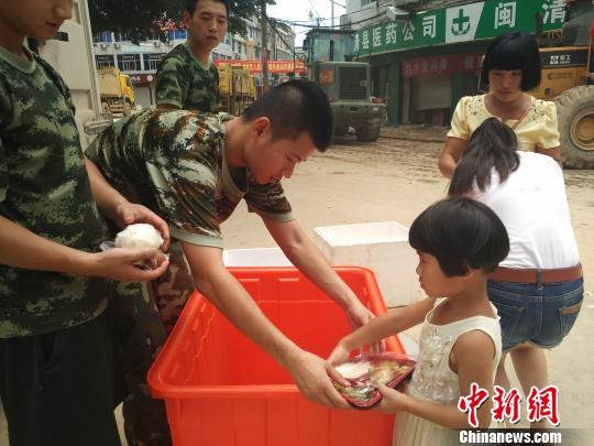 消防官兵持续奋战助“尼伯特”灾区闽清灾后重建