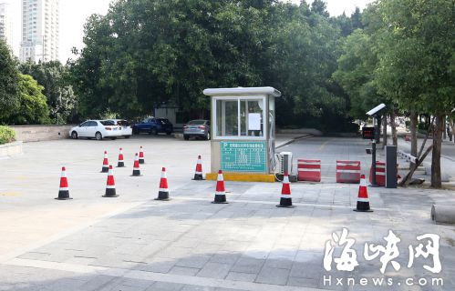 光明港公园出现了个新的停车场，来此活动的市民感到不便
