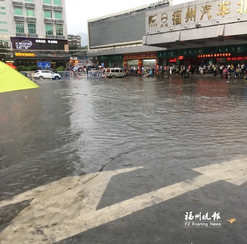 榕暴雨致多条路段积水严重　奥体中心广场遭雷击