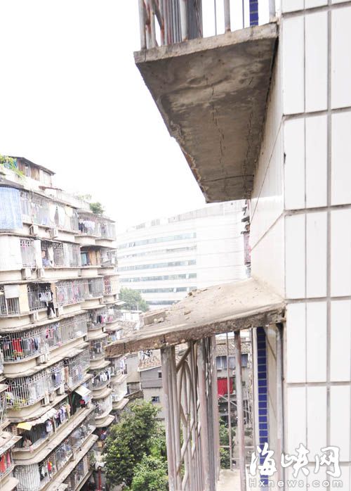 光明花园小区刚停好车　楼上窗台水泥脱落砸车顶