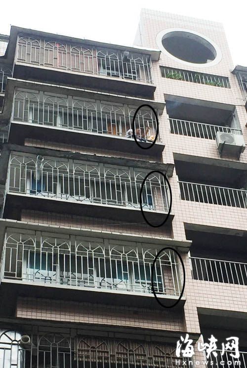 华庆花园9号楼5、6、7层防盗网被小偷割开（画圈处） 