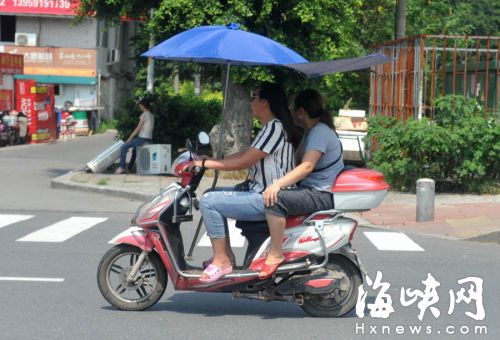 伞柄固定在电动车前部