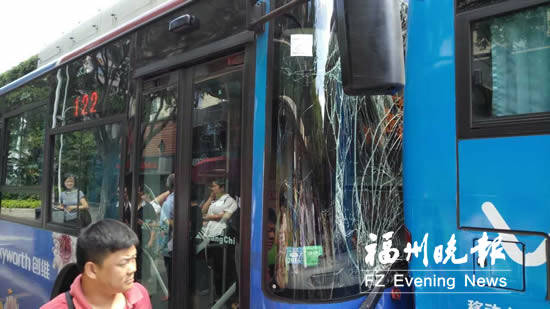 2辆公交车进站刹车不及发生追尾 一名女乘客受伤