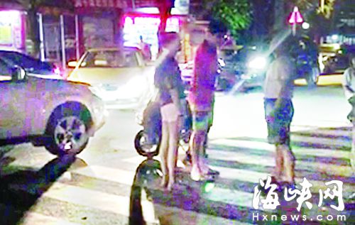 开车男子与骑车老人一直在理论（视频截图）