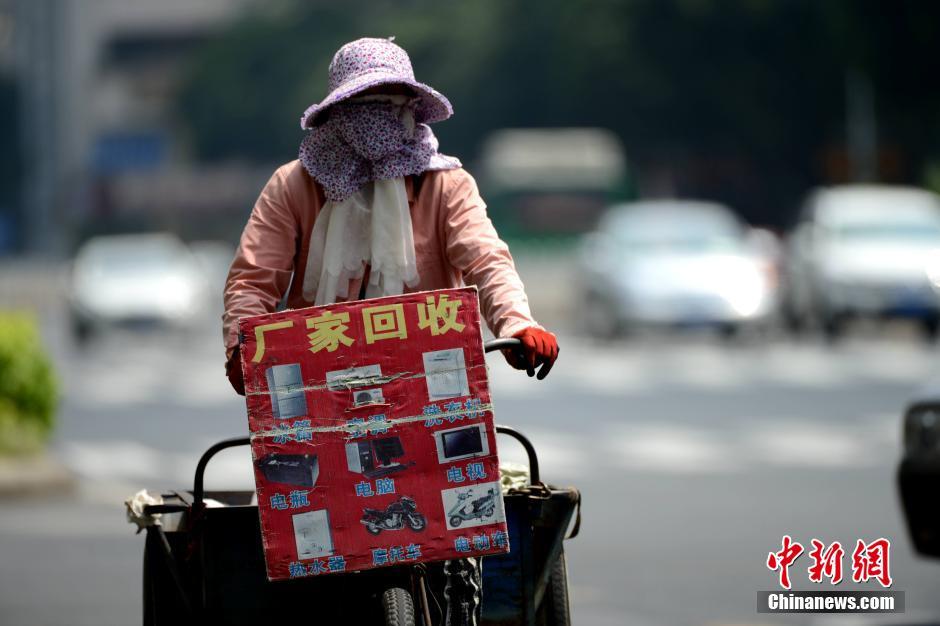 福州高温来袭多地超40℃　民众“全副武装”出行