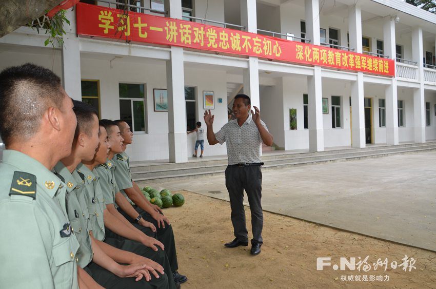 闽清退伍老兵十年如一日　常回部队修营房送果蔬