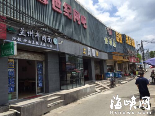 ﹃饿了么﹄平台上五家店登记的同一个地址，其底层商场已改成网吧