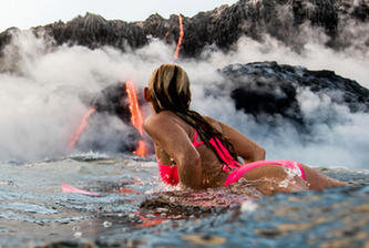 冰与火！美女穿比基尼在火山口冲浪