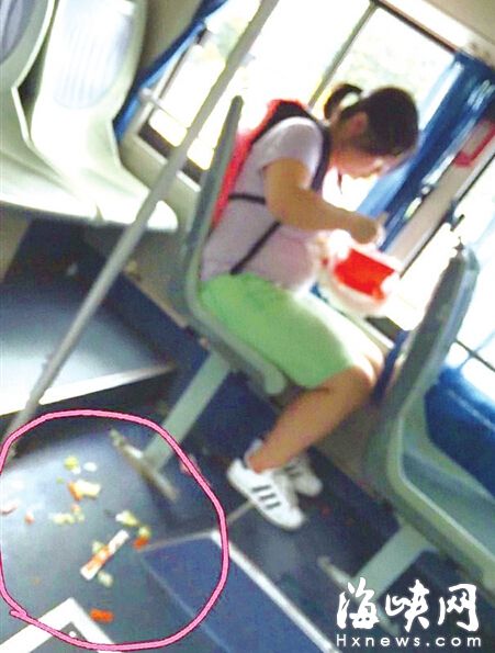 女孩在公交车上丢了一地垃圾（网友供图）